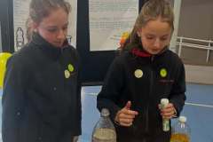 Feria-de-la-CienciaEl-gimnasio-transformado-en-un-gran-laboratorio-nos-permitio-conocer-reaccio-4