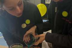 Feria-de-la-CienciaEl-gimnasio-transformado-en-un-gran-laboratorio-nos-permitio-conocer-reaccio-5